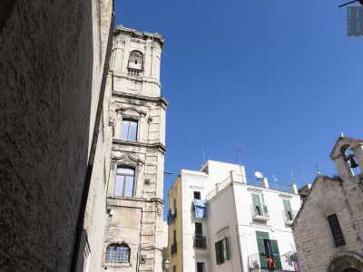 Prendiamo strada santa Chiara, la via che costeggia a sud la chiesa, l� da dove � possibile vedere pi� da vicino il settecentesco campanile a quattro ordini sovrapposti della chiesa